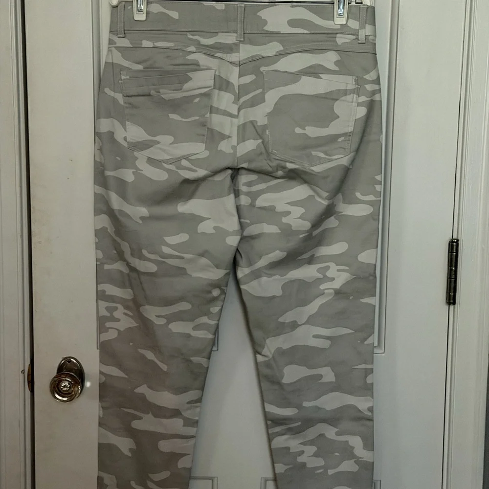 Democracy Women’s Camouflage Pants Size 10 Zipper Pockets Ab Solution Stretch - Picture 3 of 3